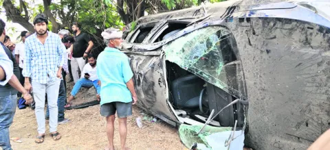 అదుపు తప్పి పల్టీలు కొట్టిన కారు 