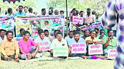 రహదారి నిర్మించాలని ధర్నా 