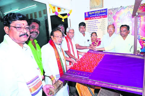 నారసింహుడికి సమర్పించే పట్టు వస్త్రాల పరిశీలన