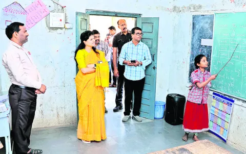 అర్థమయ్యేలా పాఠ్యాంశాలు బోధించాలి