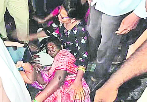 అత్తపై పెట్రోలు పోసి నిప్పంటించిన అల్లుడు 