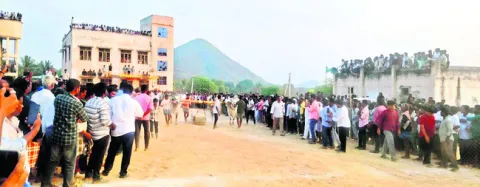 ఉత్కంఠ భరితంగా బండలాగుడు పోటీలు 