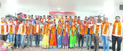 సర్కార్‌ బడులు మూసివేస్తే సహించం 