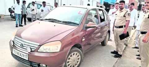 కారు అద్దాలు పగలగొట్టి రూ. 8 లక్షలు చోరీ