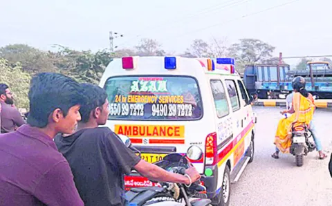 గేటు పడింది.. అంబులెన్స్‌ ఆగింది