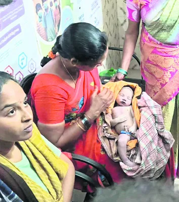 పీహెచ్‌సీలో నవజాత శిశువు మృతి 