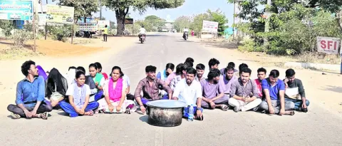 నాసిరకం భోజనంపై విద్యార్థుల ఆందోళన