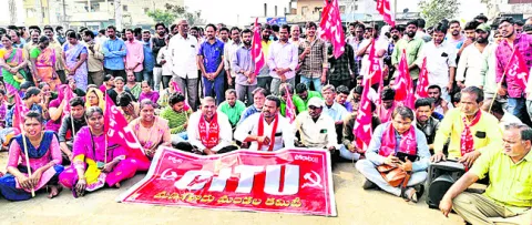 బీటీపీఎస్‌ ఎదుట కాంట్రాక్ట్‌ కార్మికుల ధర్నా 