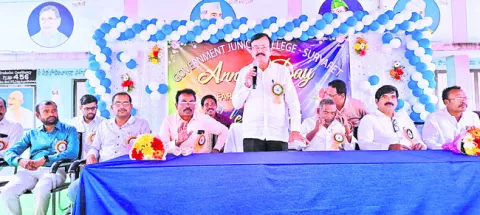 పట్టుదలతో చదివి ఉన్నత స్థాయికి ఎదగాలి