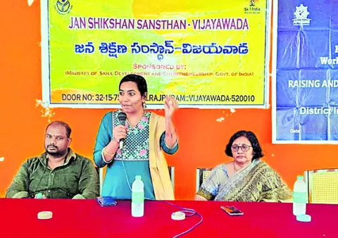 పరిశ్రమల స్థాపనపై యువత దృష్టి పెట్టాలి 