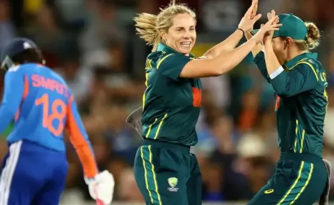Australia women beat team india in 2nd t20 by 19 runs 7