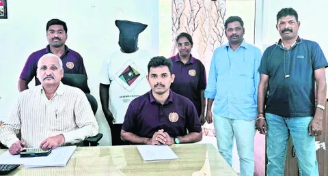 ఫిజియోథెరపిస్ట్‌కు రూ. 30 లక్షలకు టోకరా..