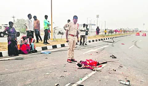 ట్యాంకర్‌ను ఢీకొన్న లారీ 