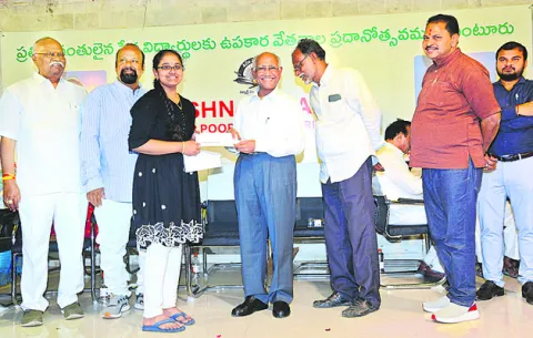 ప్రతిభావంతులు సమాజాభివృద్ధికి తోడ్పడాలి 