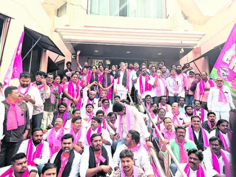 కేసీఆర్‌కు సిట్‌ నోటీసులు కక్షసాధింపే..