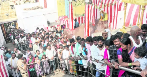 జనసంద్రం.. మన్యంకొండ 