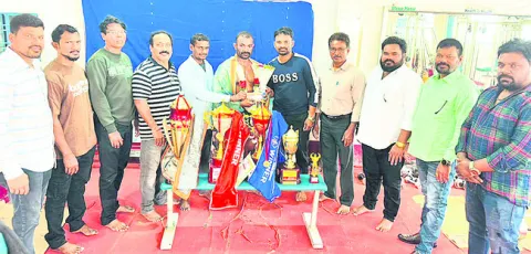 బాడీ బిల్డర్‌కు సన్మానం