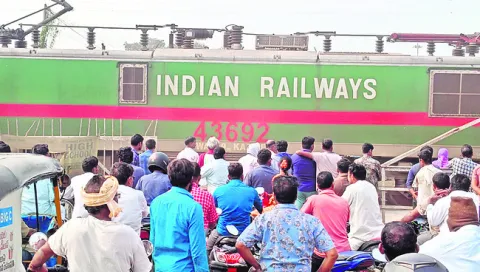 సాంకేతిక లోపంతో  నిలిచిన గూడ్స్‌ రైలు
