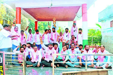 కేసీఆర్‌కు సిట్‌ నోటీసులు సరికాదు