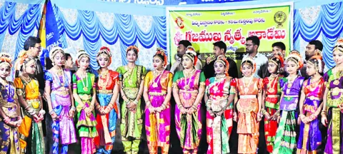 సందడిగా గుర్రాల పోటీలు