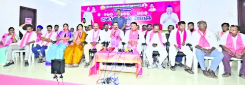 ప్రజల దృష్టి మరల్చడానికే అక్రమ కేసులు 