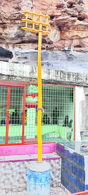 ధ్వజ స్తంభం కూలి ఏడాదిన్నర.. 