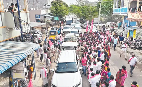 KCR greets cadre waiting outside after investigation