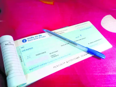 మున్సిపాలిటీల్లో చెక్‌ పవర్‌ కమిషనర్లదే..! 
