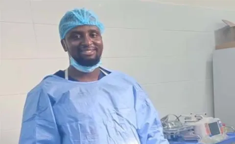 An African doctor surprised when a family thanked him at a restaurant13