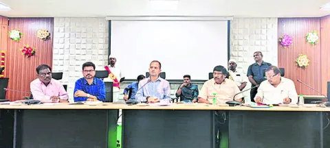 విద్యా ప్రమాణాలపై దృష్టి సారించాలి