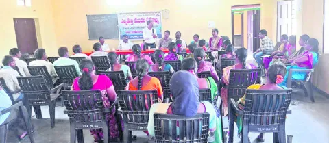 పట్టు పురుగుల పెంపకంపై అవగాహన