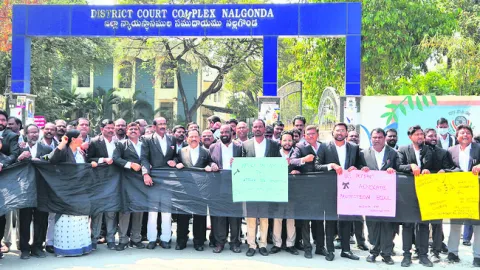 న్యాయవాది ఇంటిపై దాడి అమానుషం