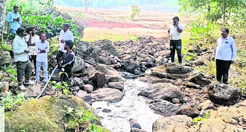 రహదారి నిర్మాణంపైస్థలం పరిశీలన