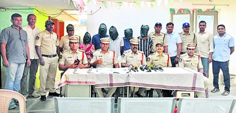 జంట హత్యల కేసులో నిందితుల అరెస్ట్‌ 