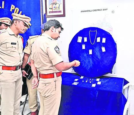 భారీ చోరీ కేసును ఛేదించిన పోలీసులు 