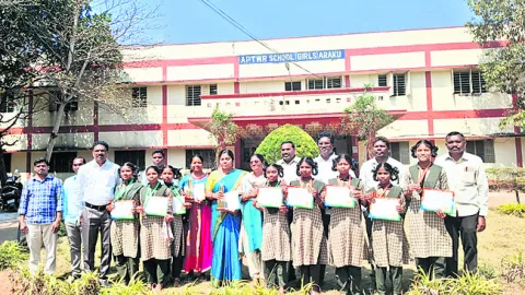 జాతీయస్థాయి పోటీల్లో సత్తాచాటిన గిరిజన విద్యార్థులు 