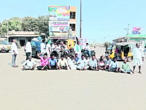 యూరియా కోసం రైతుల ధర్నా 