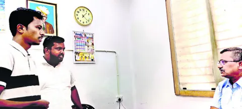 లంచం ఇవ్వలేదని  దాడికి యత్నం 