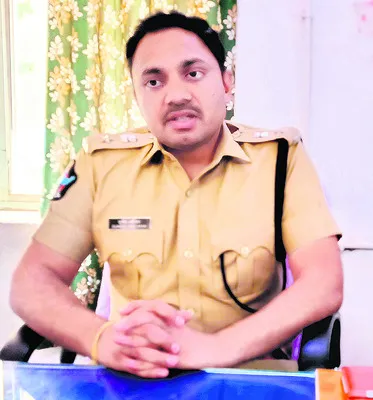 విద్యాలయాల వద్ద నిఘా పెంచాలి