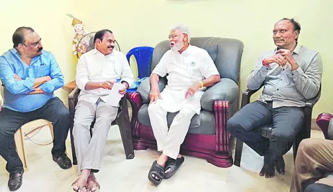 అంబటికి ఎమ్మెల్సీ తోట పరామర్శ 