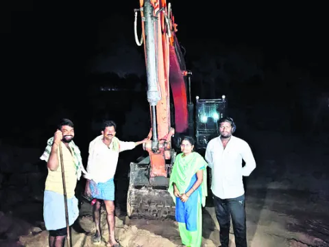 మహిళా సర్పంచ్‌  అర్ధరాత్రి పట్టుకున్నా..
