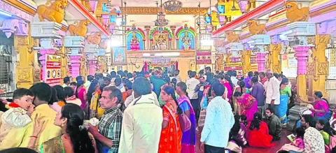 బాసరకు పోటెత్తిన భక్తులు