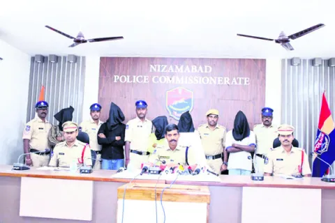 గంజాయి విక్రయిస్తున్న యువకుల అరెస్ట్‌ 