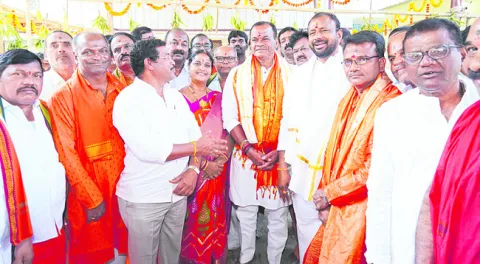 ఆలయాల అభివృద్ధికి సహకారం 