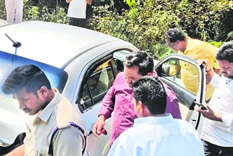 విస్సన్నపేటలో  కారు బీభత్సం 