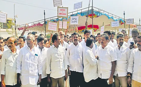 Tdp protest at Bharati Cement Industry