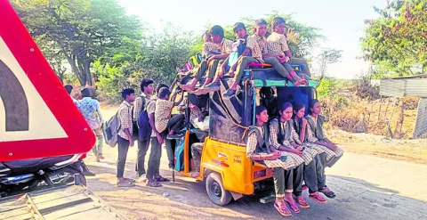 బస్సుల కొరత..ఆటోలే దిక్కు! 
