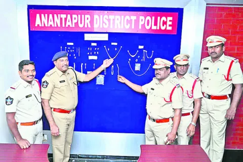 అంతర్‌ జిల్లా దొంగల అరెస్ట్‌ 