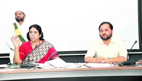 అభివృద్ధి పనుల్లో వేగం పెంచాలి