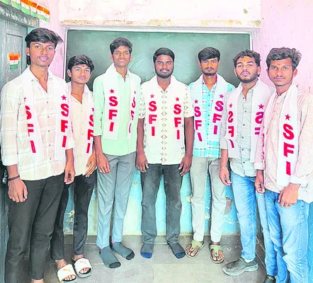 ఫీజుల పేరుతో వేధించే కళాశాలలపై చర్యలు 